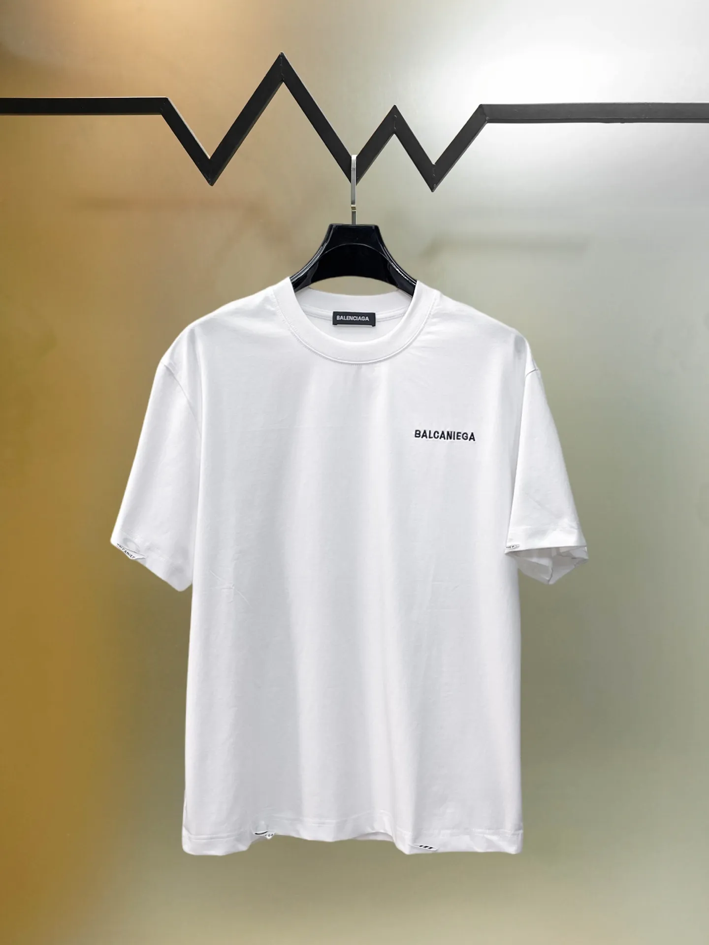 Balenciaga's high-end top-quality products 🐮2026 Spring and Summer New Arrival first counter, the latest New Arrival short-sleeved round neck T-shirt, Premium customized design, avant-garde and fashionable! Brand logo heavy craftsmanship design Premium customized 260g fabric. Soft to the touch. Comfortable to wear. Counter-level exquisite stitching. Fine workmanship. The upper body effect is incomparably handsome! A must-have item for men and women with the same style! Sizes: S~XXL When placing an order, please state your height and weight. The maximum wearing size is 210 pounds (one size larger)